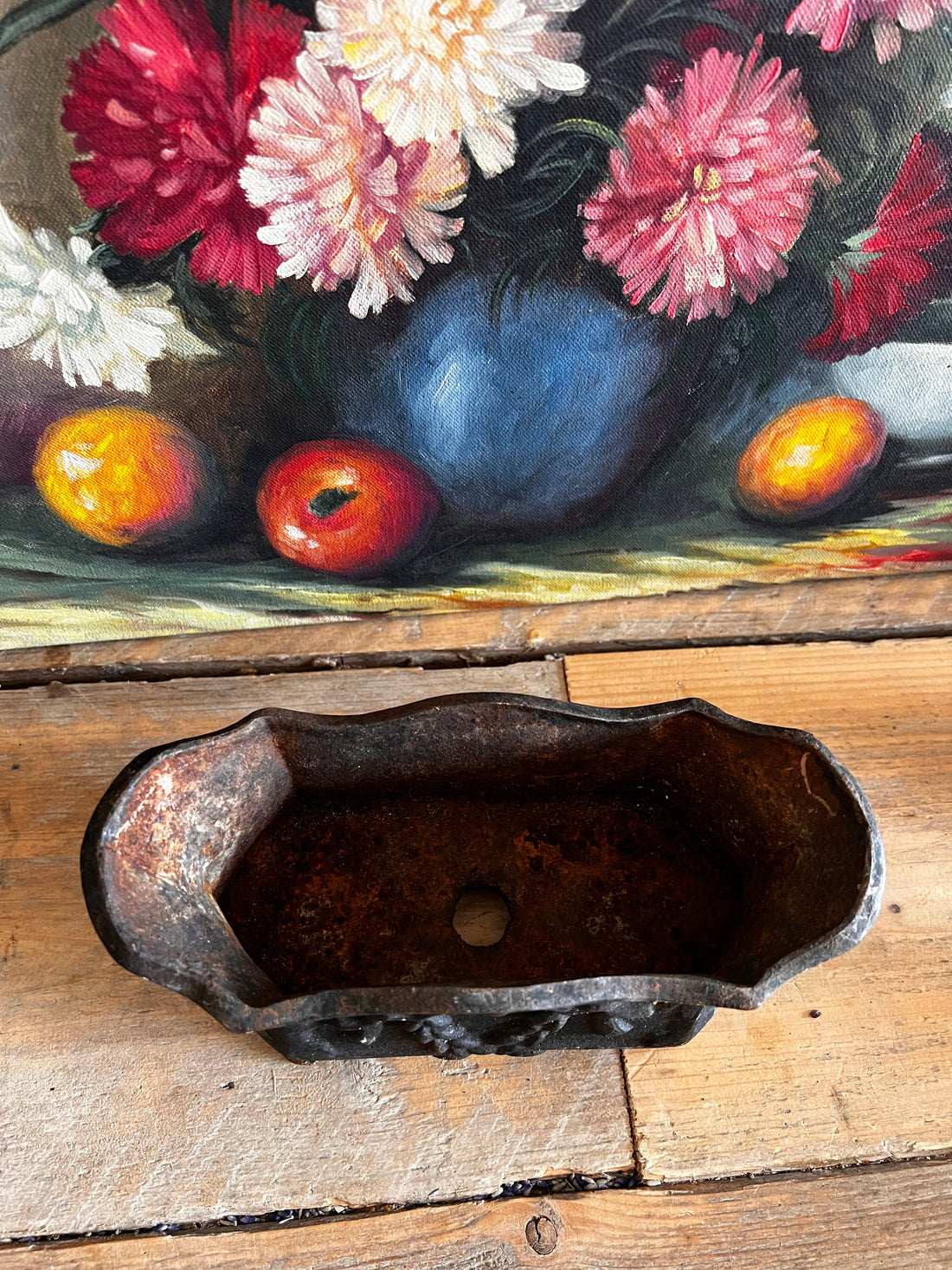 antieke Franse jardinière, gietijzeren plantenbak, vintage tuinornament, Franse gietijzeren jardinière, klassieke tuindecoratie, antiek gietijzer, tuinbak buiten, plantenbak gietijzer, decoratieve jardinière, Franse vintage tuinaccessoires