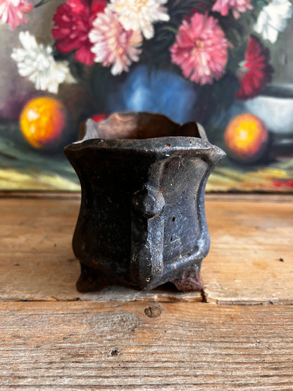 antieke Franse jardinière, gietijzeren plantenbak, vintage tuinornament, Franse gietijzeren jardinière, klassieke tuindecoratie, antiek gietijzer, tuinbak buiten, plantenbak gietijzer, decoratieve jardinière, Franse vintage tuinaccessoires
