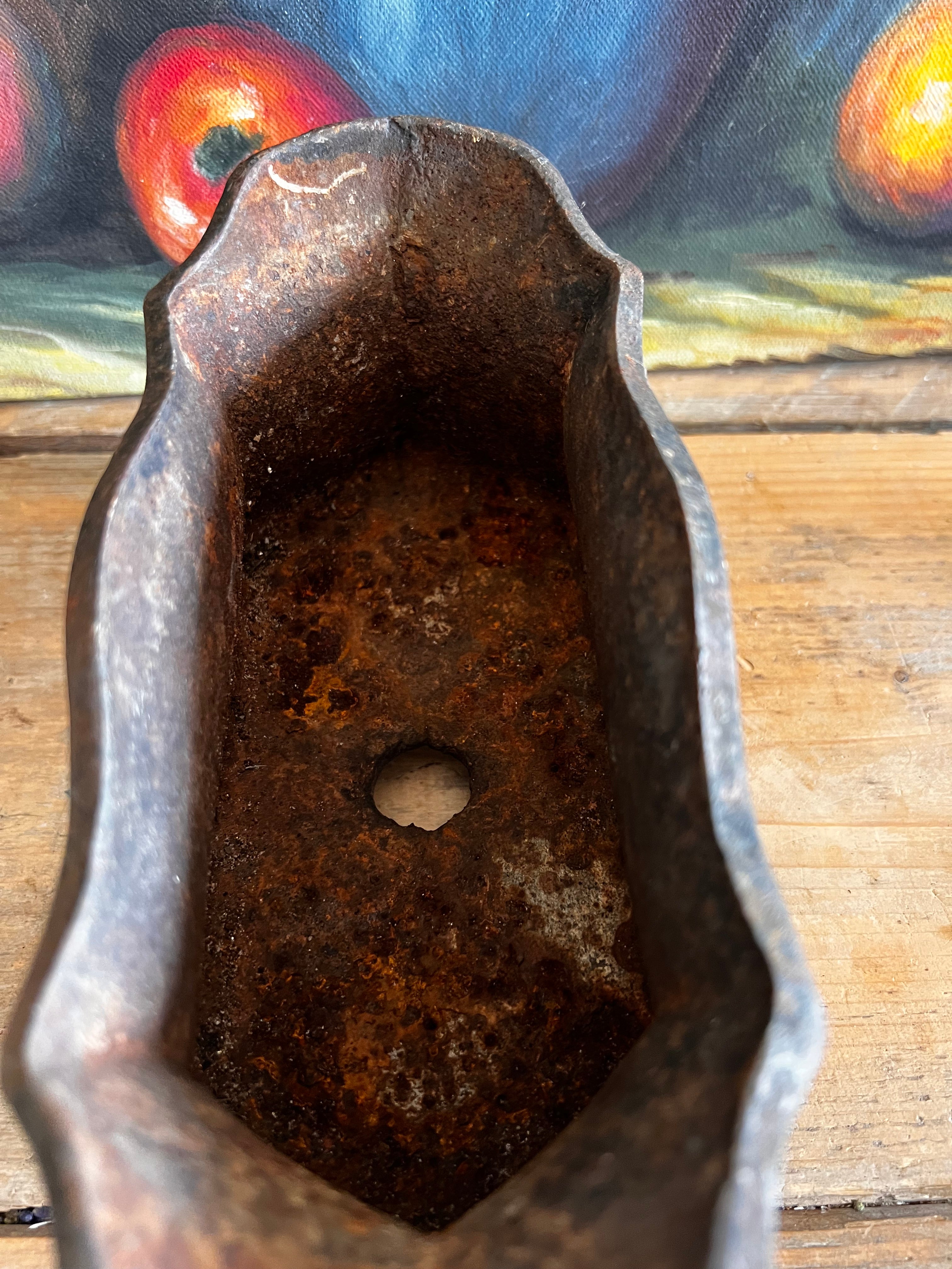 antieke Franse jardinière, gietijzeren plantenbak, vintage tuinornament, Franse gietijzeren jardinière, klassieke tuindecoratie, antiek gietijzer, tuinbak buiten, plantenbak gietijzer, decoratieve jardinière, Franse vintage tuinaccessoires