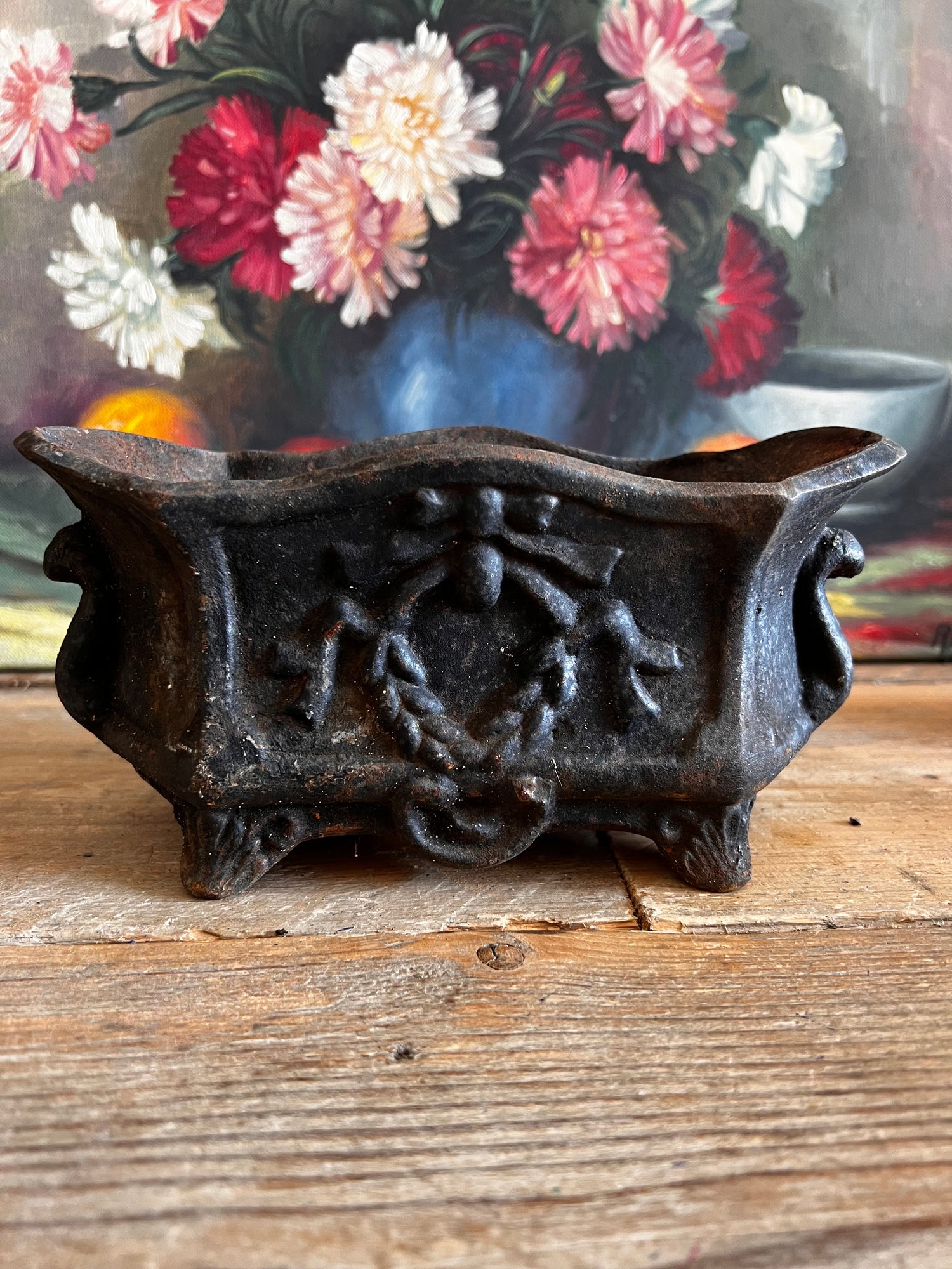 antieke Franse jardinière, gietijzeren plantenbak, vintage tuinornament, Franse gietijzeren jardinière, klassieke tuindecoratie, antiek gietijzer, tuinbak buiten, plantenbak gietijzer, decoratieve jardinière, Franse vintage tuinaccessoires