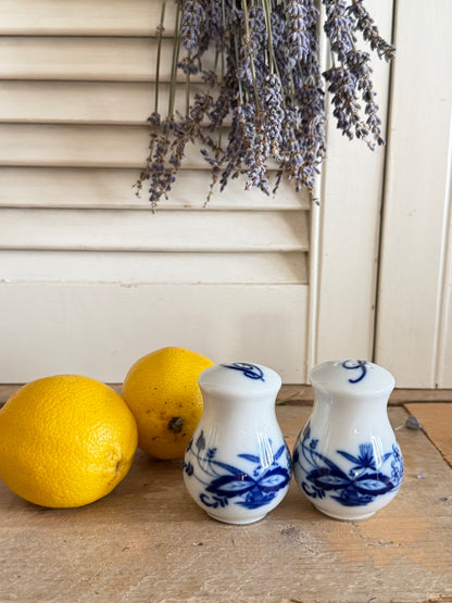 Vintage peper- en zoutstel, Zwiebelmuster, Blue Onion, peper- en zoutstrooiers, landelijk servies, Sofia&