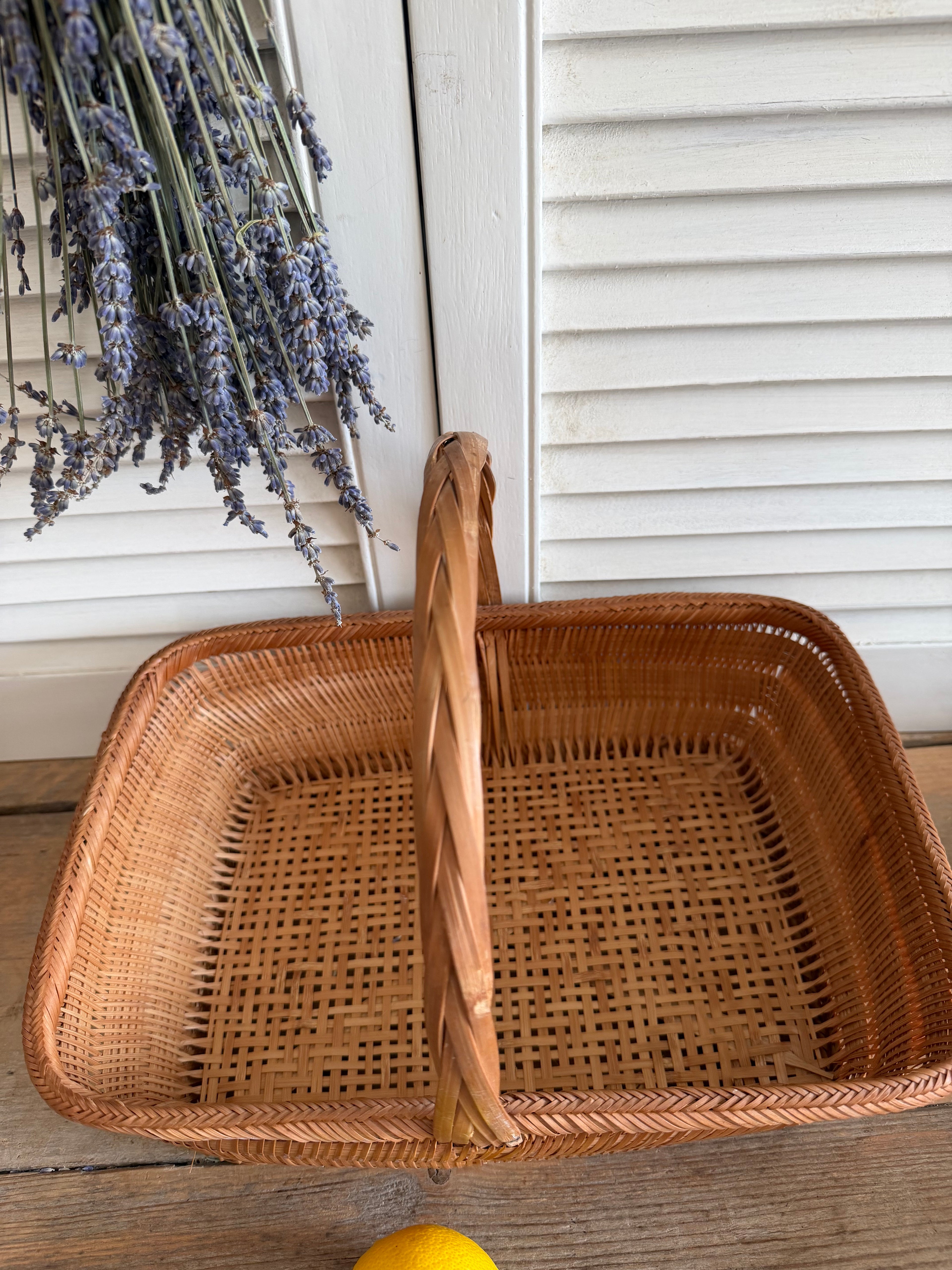 Vintage picknickmand, rotan picknickmand, rietenmand met hengsel, Franse brocante, Sofia&