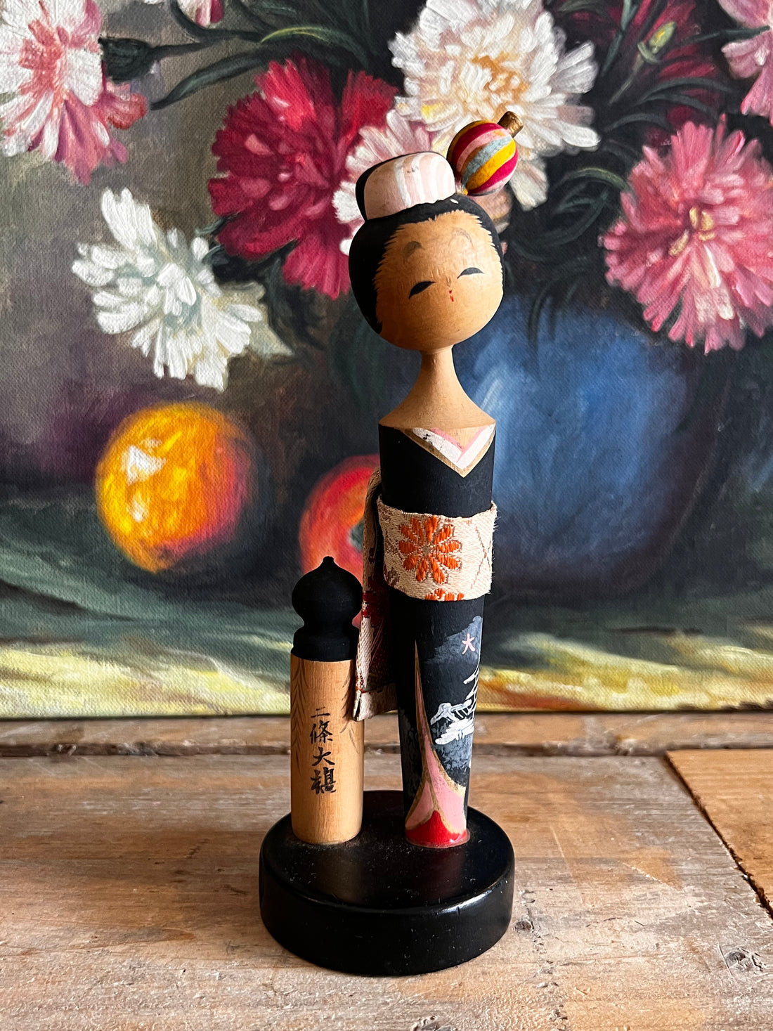 Traditionele kokeshi pop in kimono jaren 60