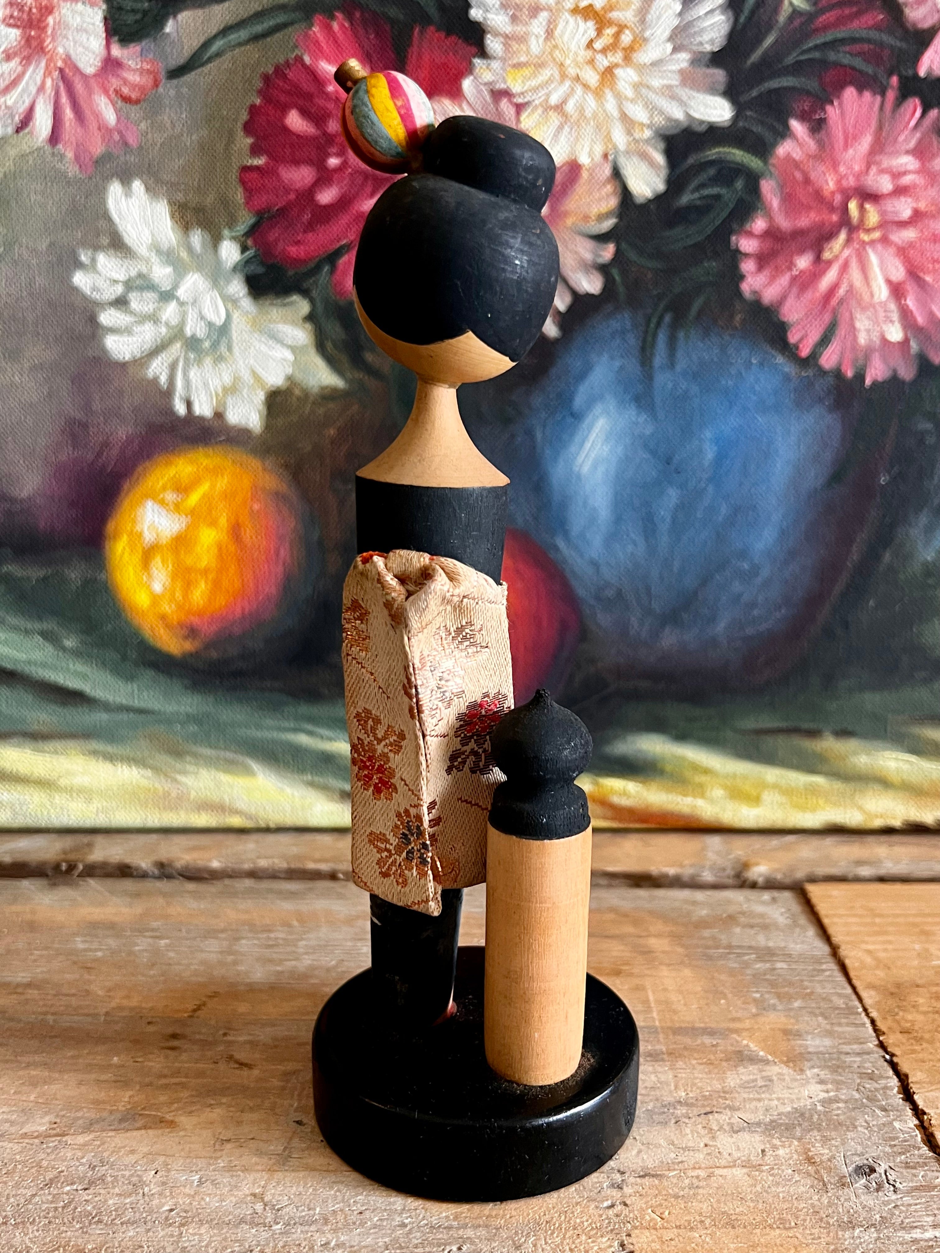 Traditionele kokeshi pop in kimono jaren 60