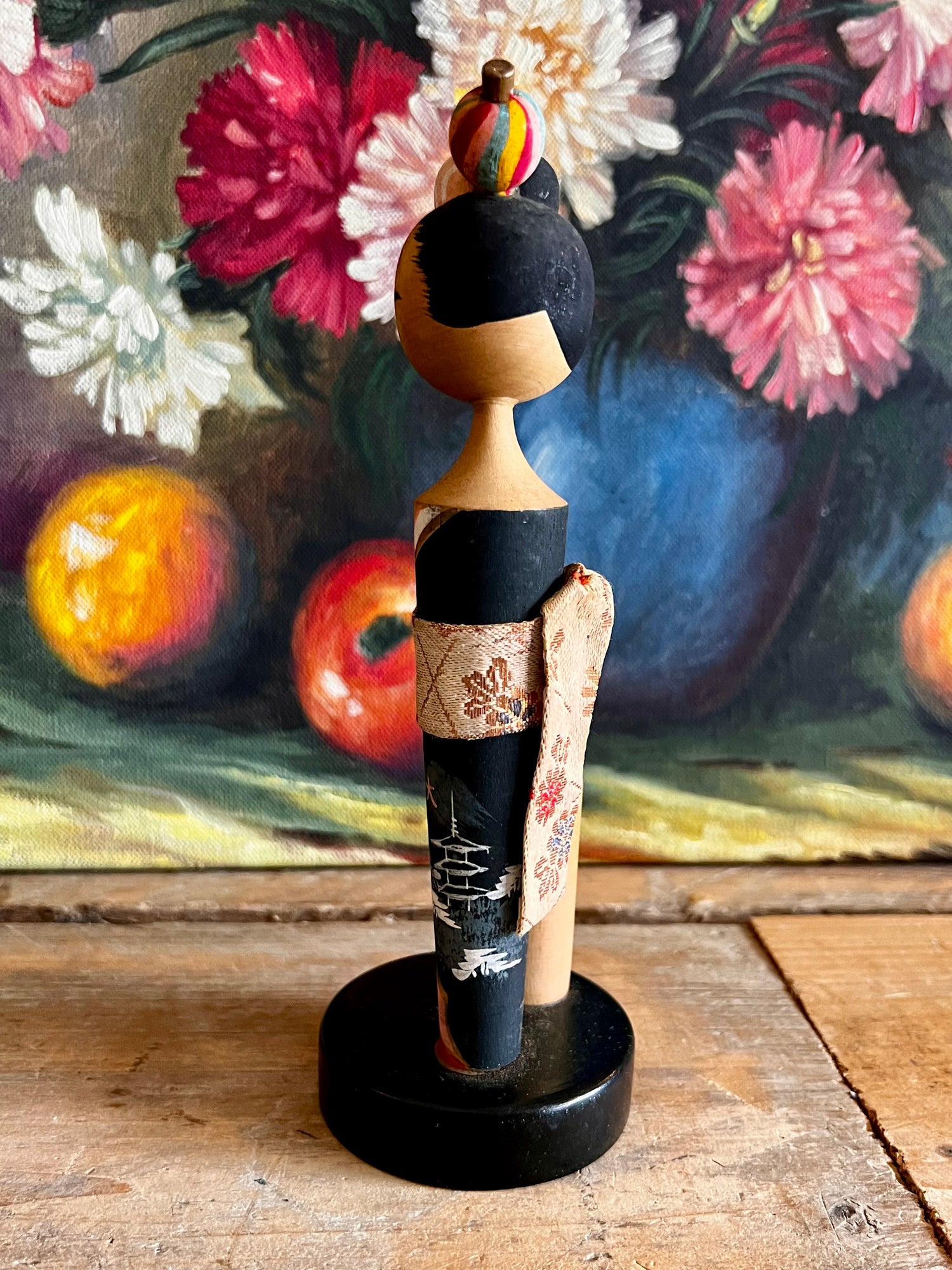 Traditionele kokeshi pop in kimono jaren 60