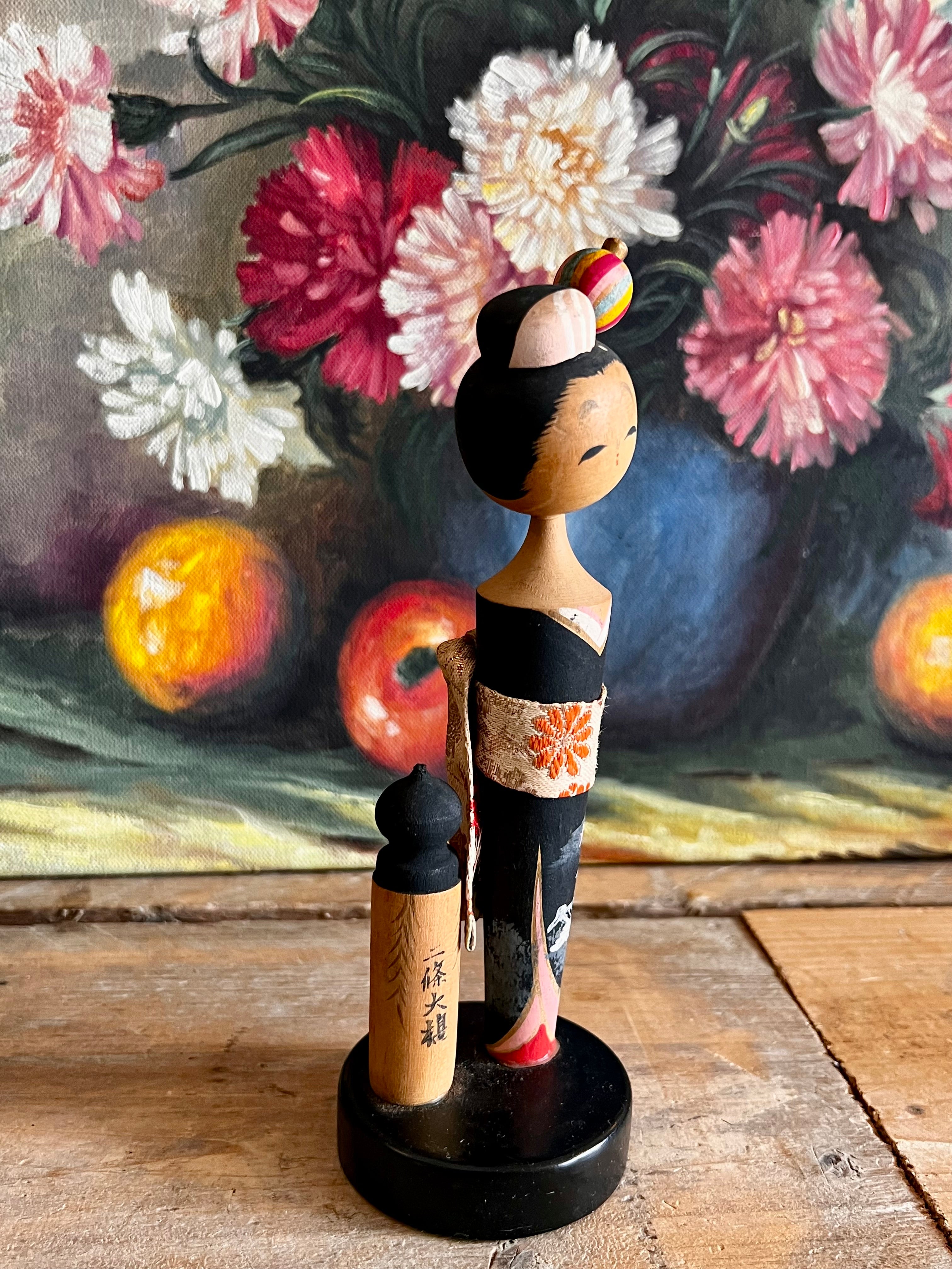 Traditionele kokeshi pop in kimono jaren 60