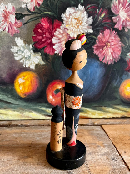Traditionele kokeshi pop in kimono jaren 60