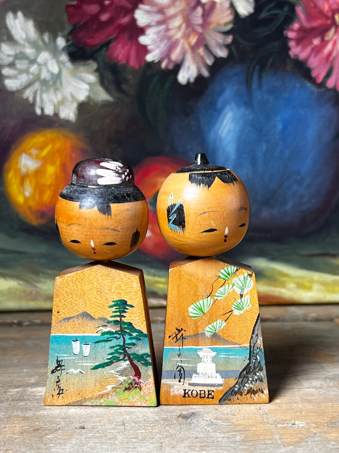 Vintage Kokeshi poppen Kobe, handgemaakte Kokeshi Japan, vintage Japanse pop, Kokeshi collectibles, traditionele Kokeshi pop, Japanse houten pop, Kobe pop collectie, Japanse vintage decoratie, retro Kokeshi poppen, handgeschilderde Kokeshi