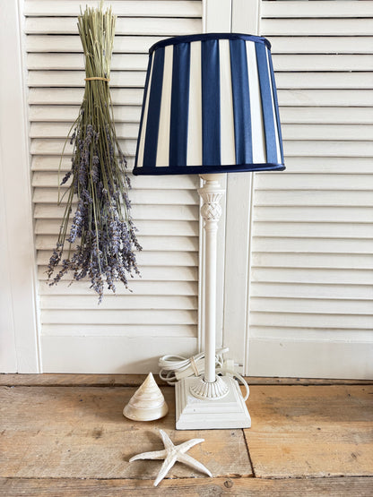 Vintage tafellamp, metalen tafellamp, blauw witte lamp, gestreepte lampenkap, Riviera lamp, coastal interieur, maritieme tafellamp, ovale lampenkap, Sofia&