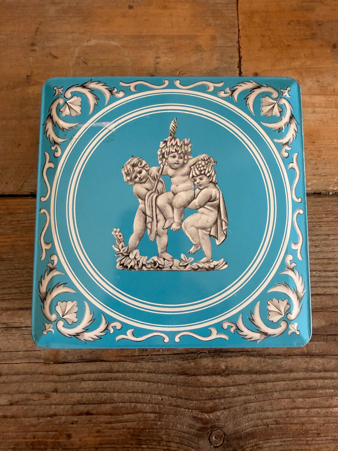 vintage koektrommel, Wedgwood-stijl, turquoise blik, Engelse woondecoratie, klassieke bewaartrommel, Jasperware stijl, Sofia&