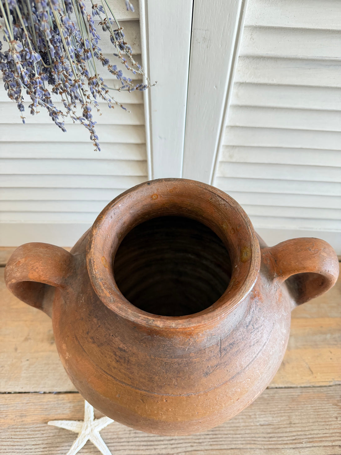 antieke terracotta kruik, Franse kruik, olijfkruik, wijnkruik, landelijke decoratie, authentiek aardewerk, Provence stijl, mediterrane woonaccessoires, amphora, Sofia&
