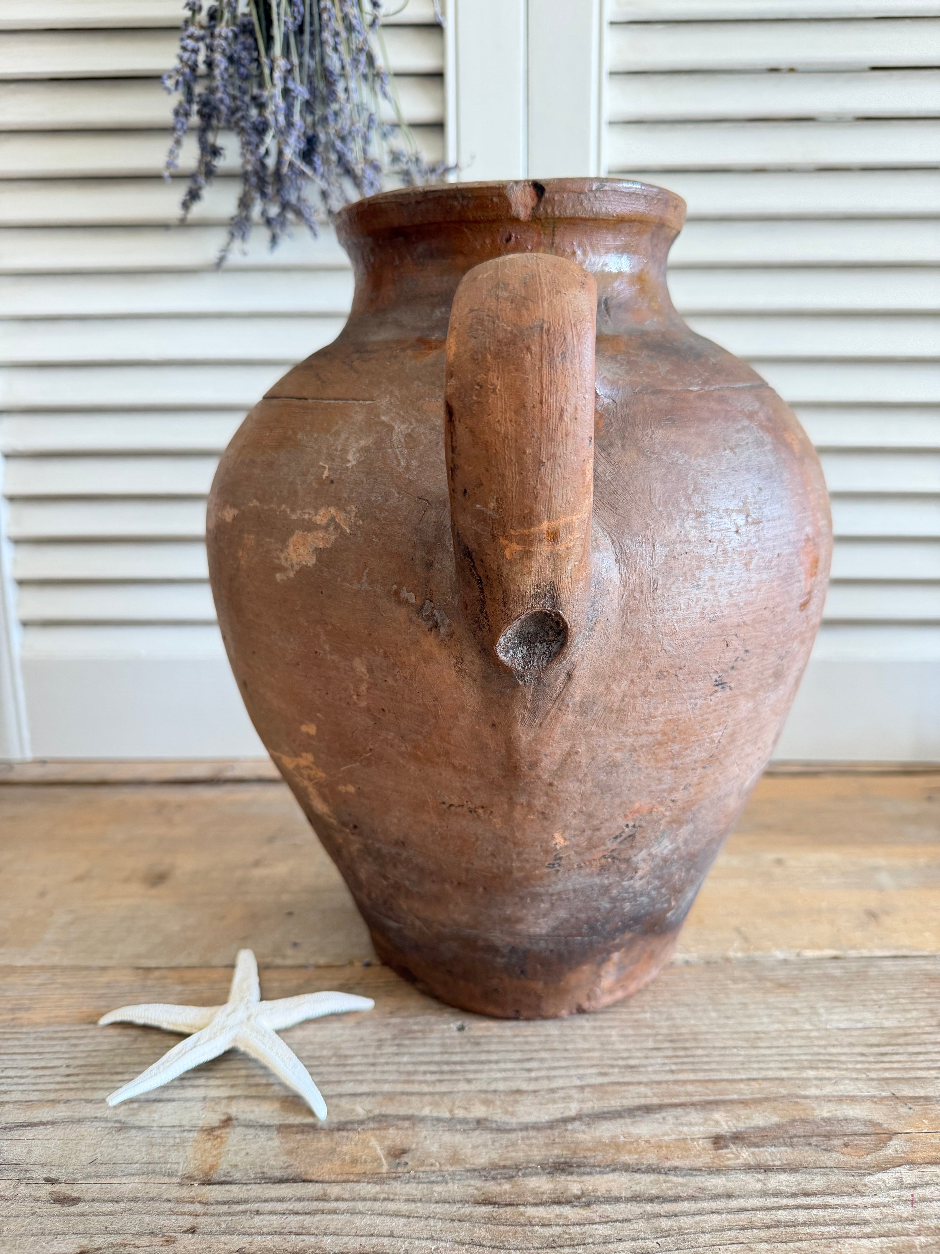 antieke terracotta kruik, Franse kruik, olijfkruik, wijnkruik, landelijke decoratie, authentiek aardewerk, Provence stijl, mediterrane woonaccessoires, amphora, Sofia&