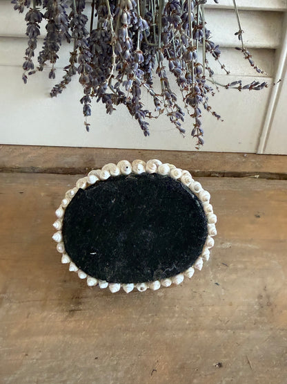 Vintage schelpendoosje met zwarte binnenzijde