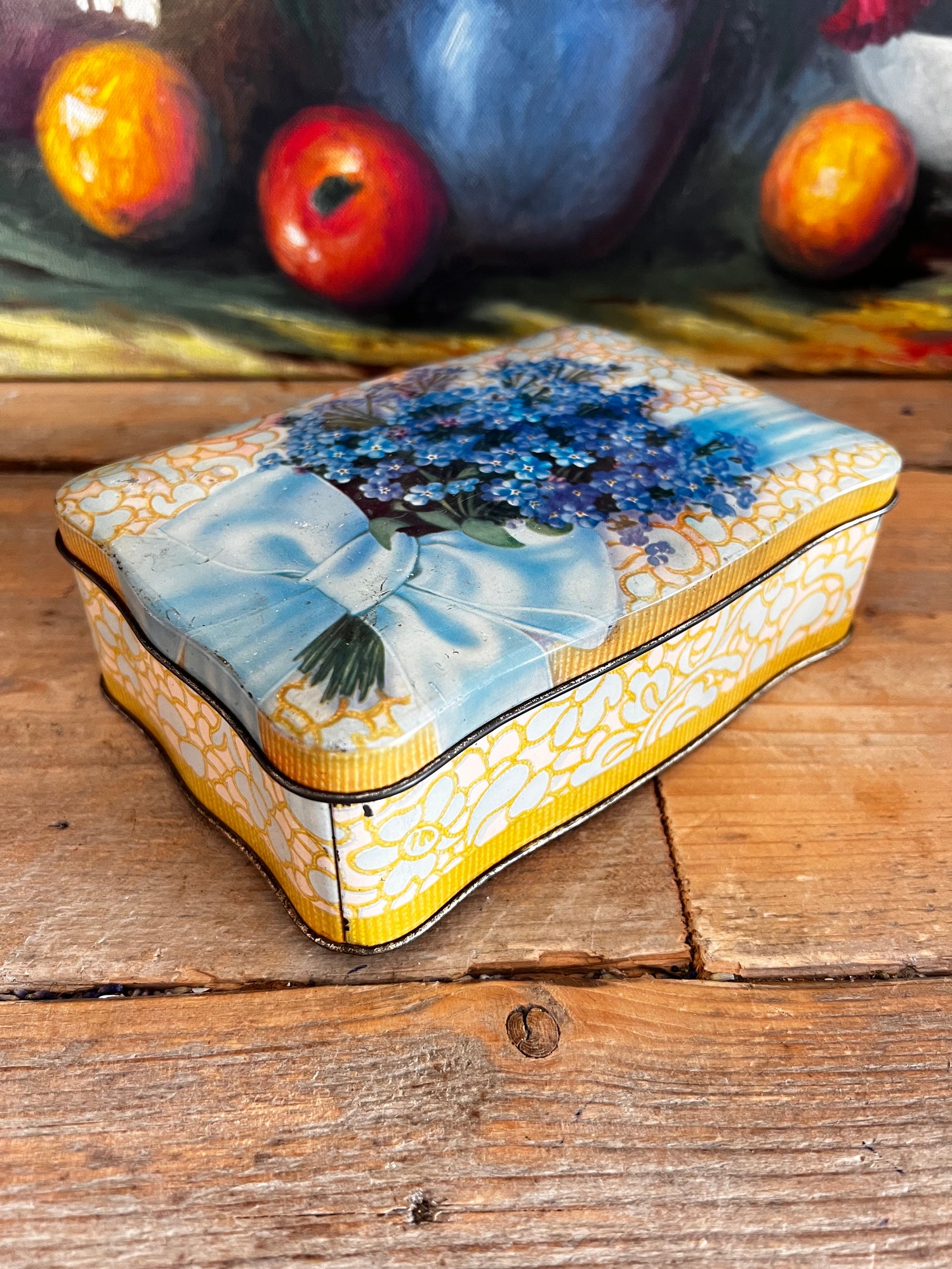 Vintage koekblik met vergeet-mij-nietjes