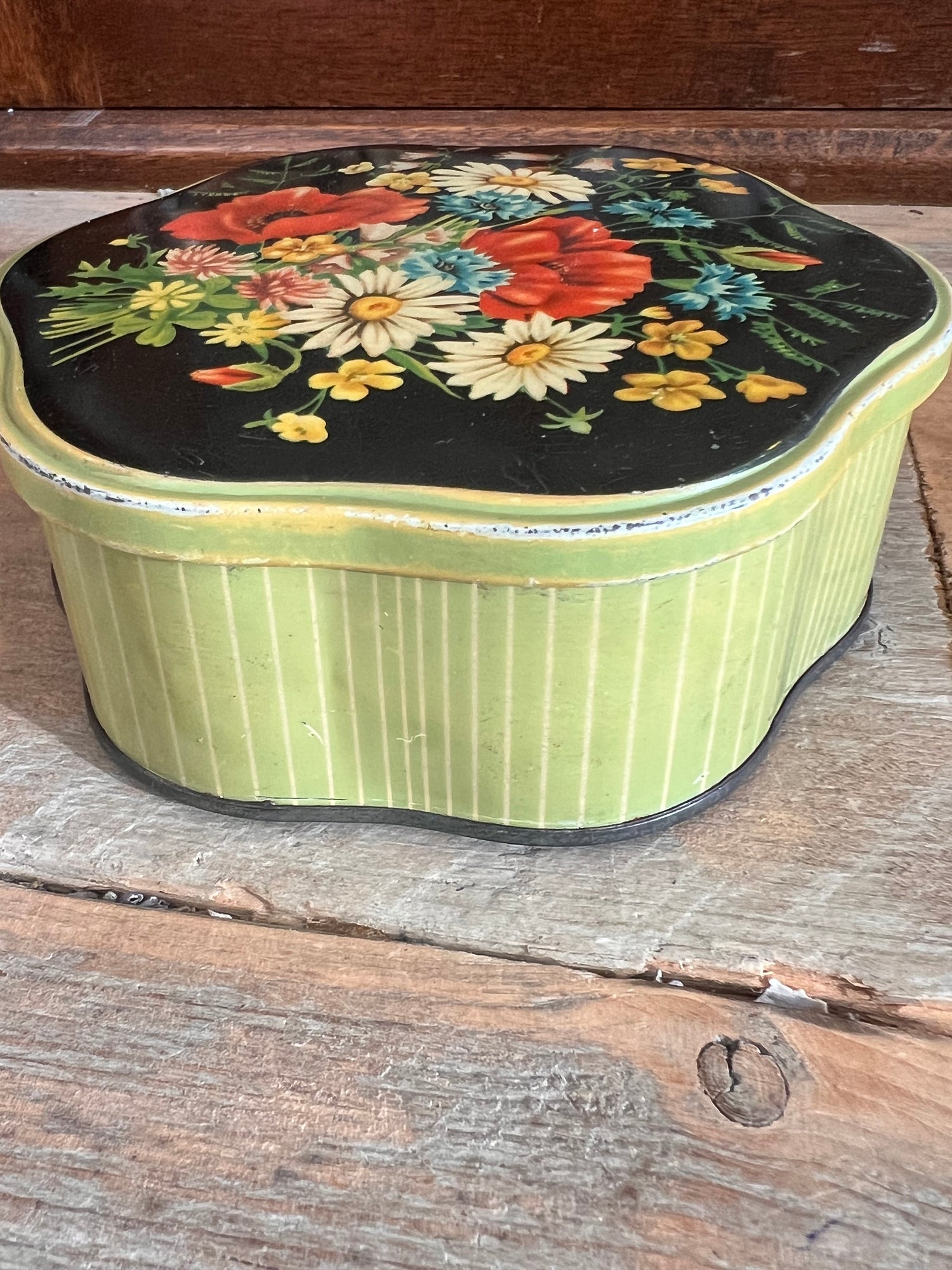 Vintage blikje met bloemen