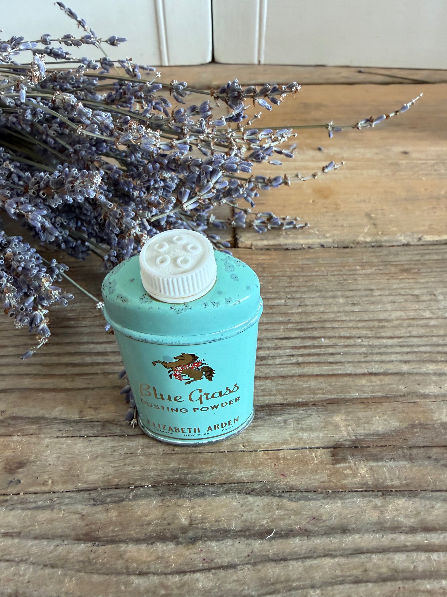 Vintage Elizabeth Arden, Blue grass dusting powder, vintage talkpoeder, parfumblikje, boudoir decoratie, vintage cosmetica, parfumverzamelaar,beauty memorabilia, Sofia&