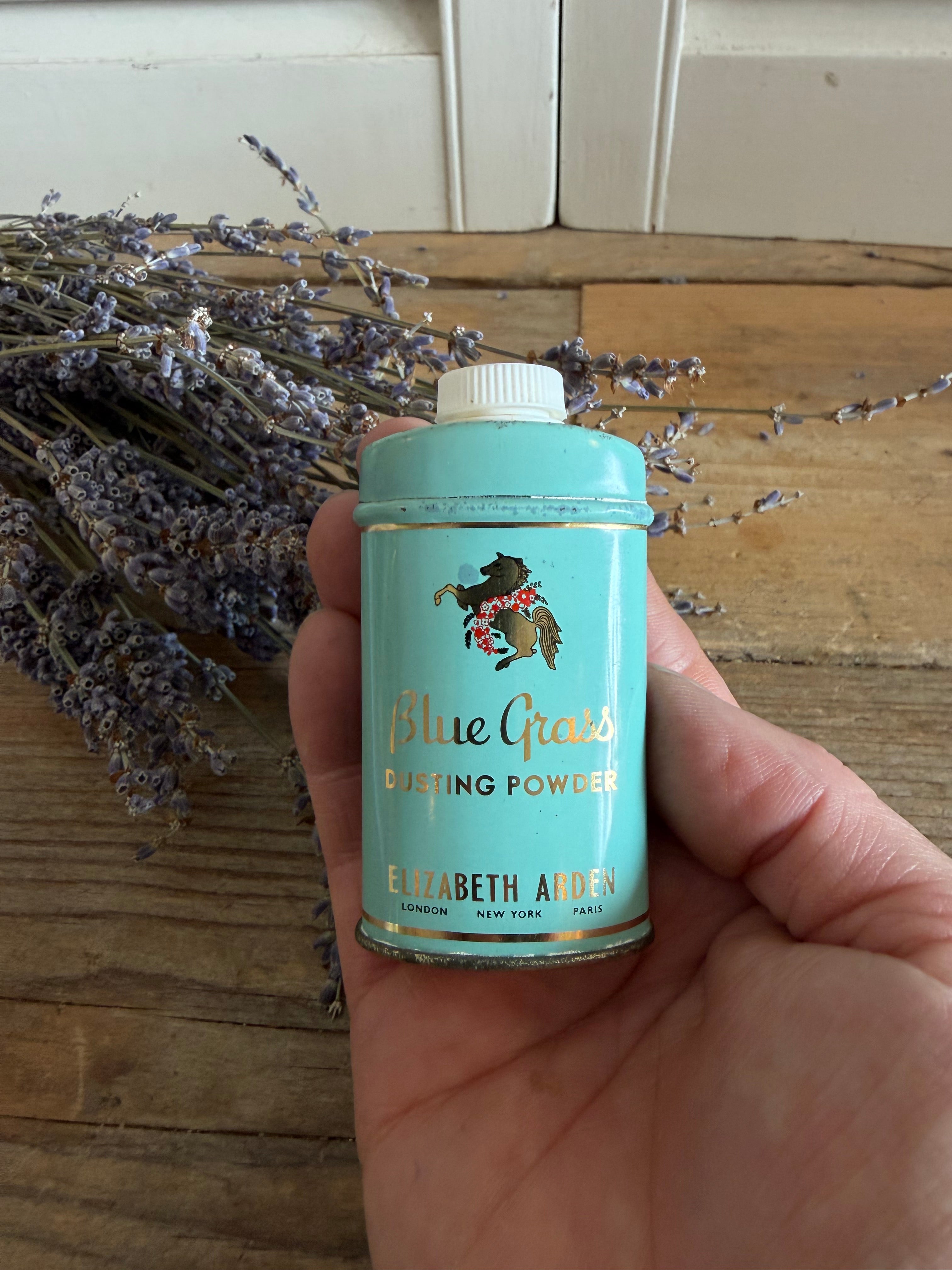 Vintage Elizabeth Arden, Blue grass dusting powder, vintage talkpoeder, parfumblikje, boudoir decoratie, vintage cosmetica, parfumverzamelaar,beauty memorabilia, Sofia&