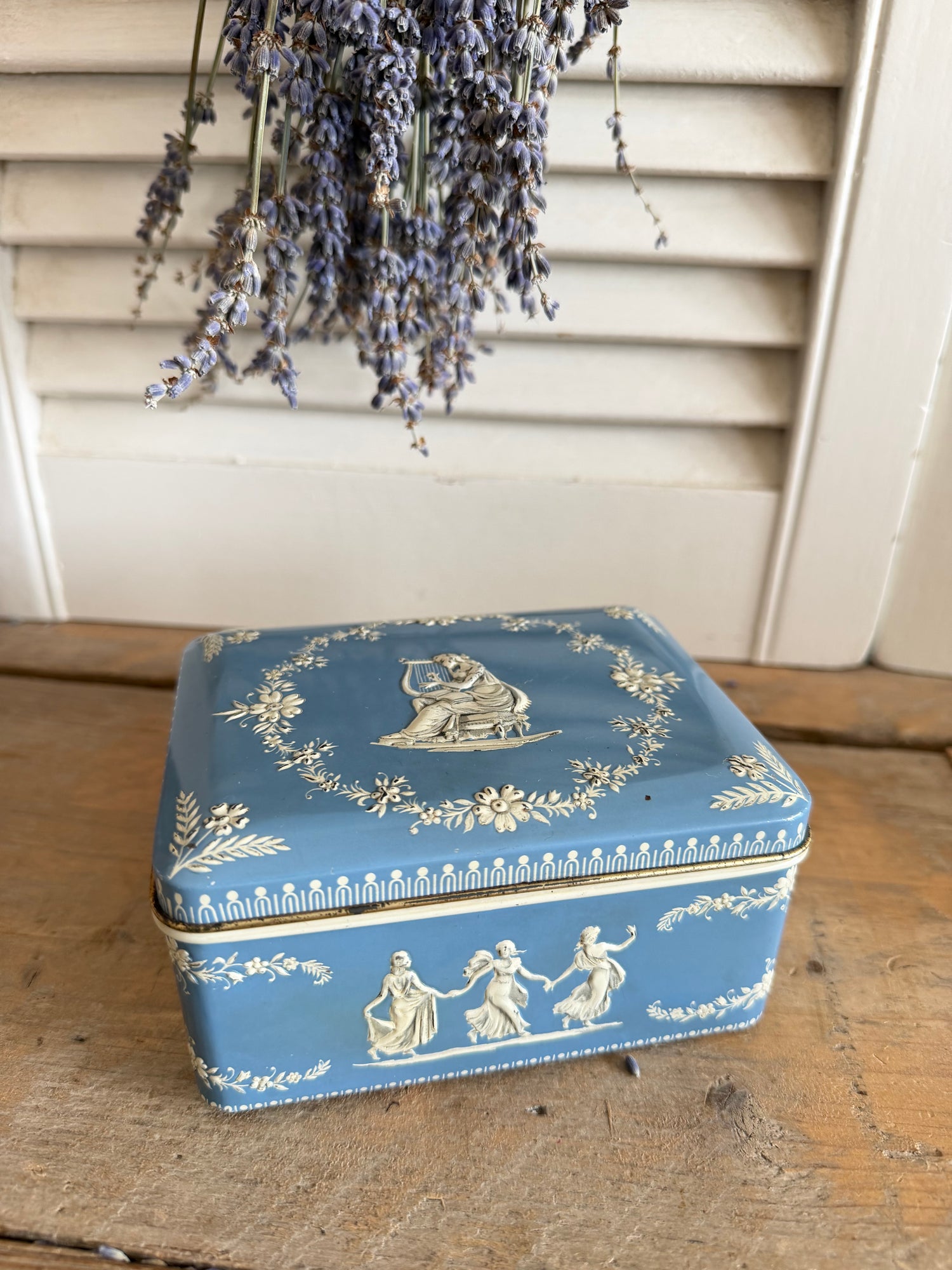 Vintage blauw blik, oud opbergblik, wedgwoodstijl, blauw wit blik, brocante opbergdoos, vintage blik, brocante opbergdoos, Sofia&
