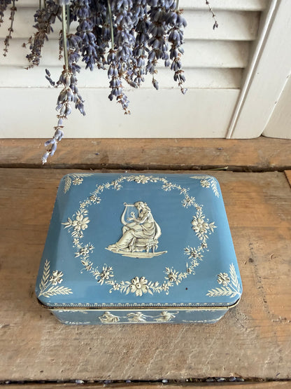 Vintage blauw blik, oud opbergblik, wedgwoodstijl, blauw wit blik, brocante opbergdoos, vintage blik, brocante opbergdoos, Sofia&