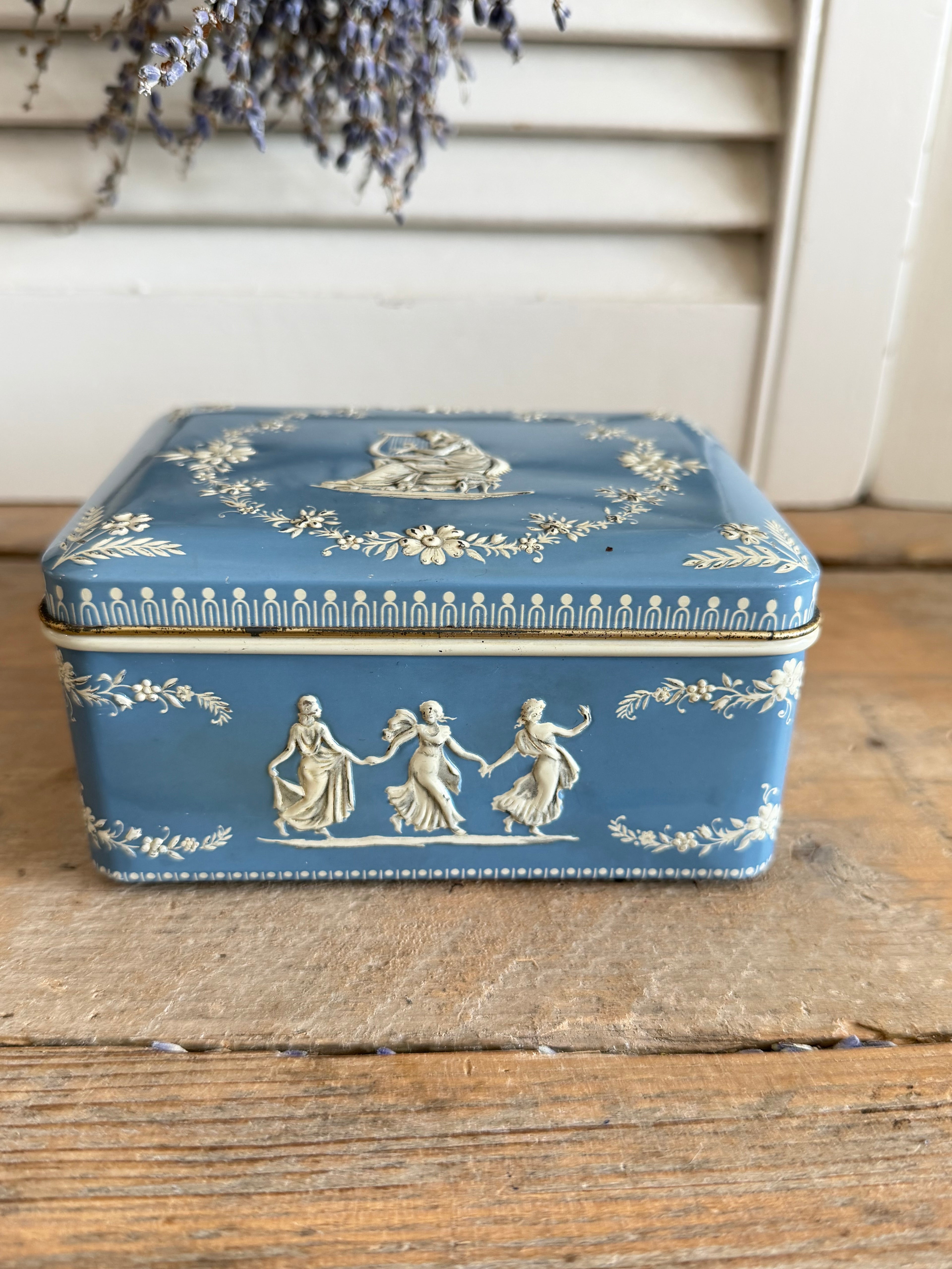 Vintage blauw blik, oud opbergblik, wedgwoodstijl, blauw wit blik, brocante opbergdoos, vintage blik, brocante opbergdoos, Sofia&