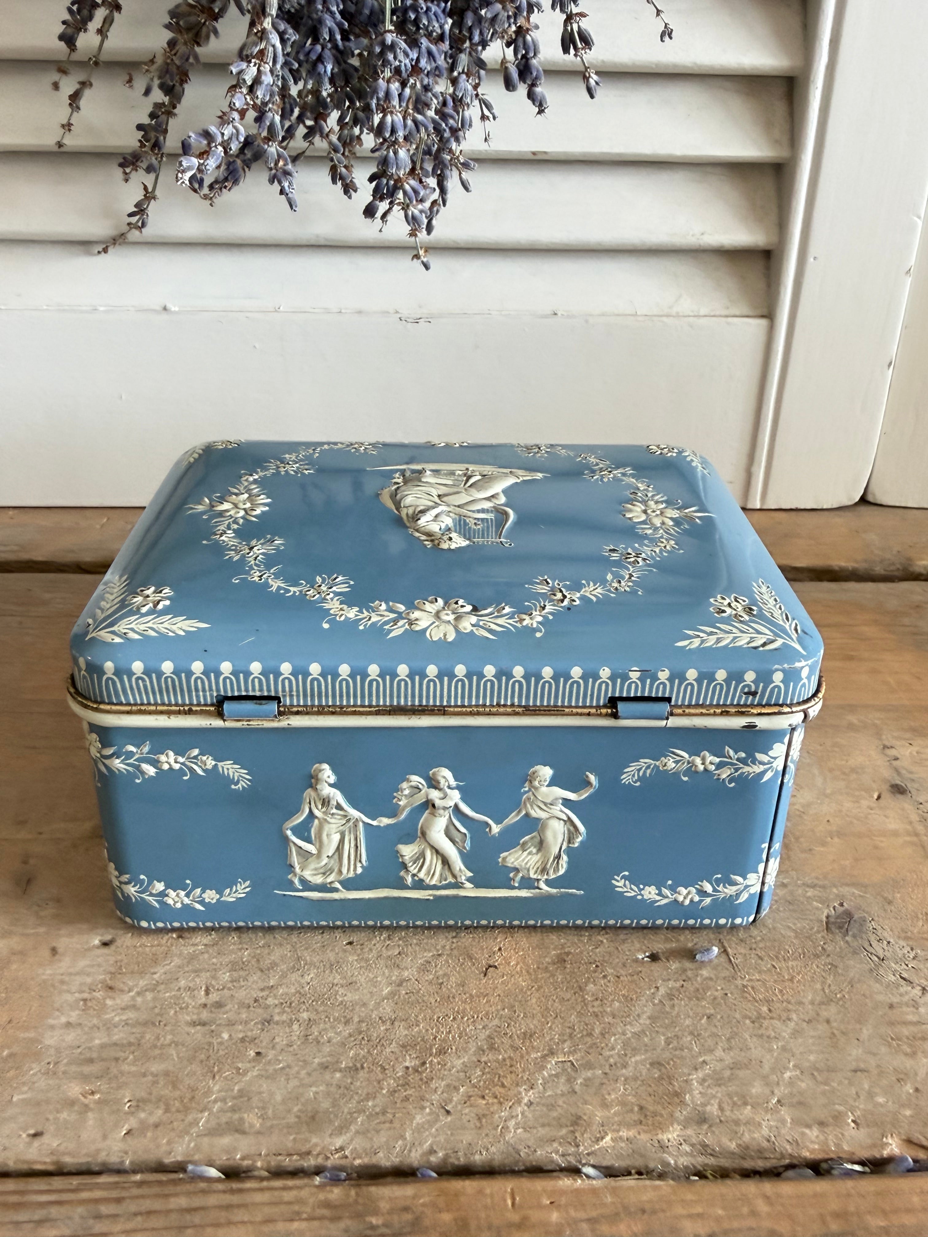 Vintage blauw blik, oud opbergblik, wedgwoodstijl, blauw wit blik, brocante opbergdoos, vintage blik, brocante opbergdoos, Sofia&