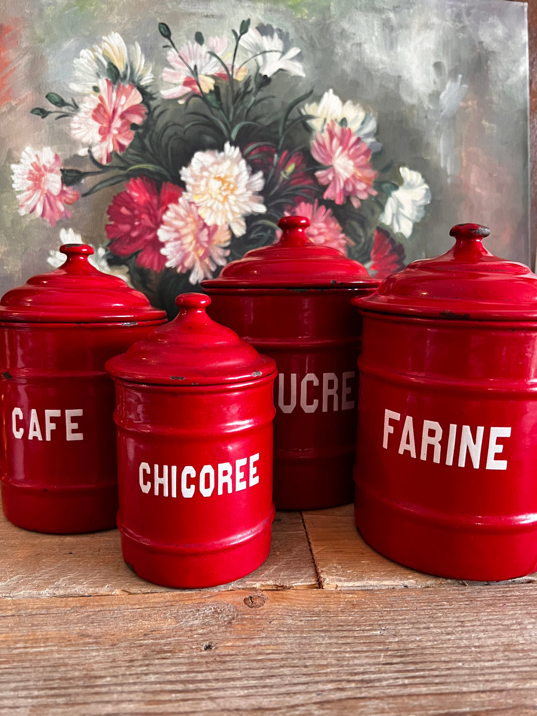 Franse voorraadblikken rood emaille, emaille voorraadblikken kopen, vintage Franse blikken, rode emaille blikken, keukenopslag emaille, Franse keukenaccessoires, voorraadblikken online, rood emaille keukenblikken