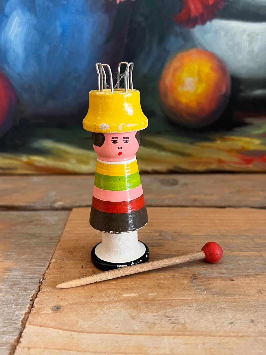 Retro punnik poppetje met houten punnikpen