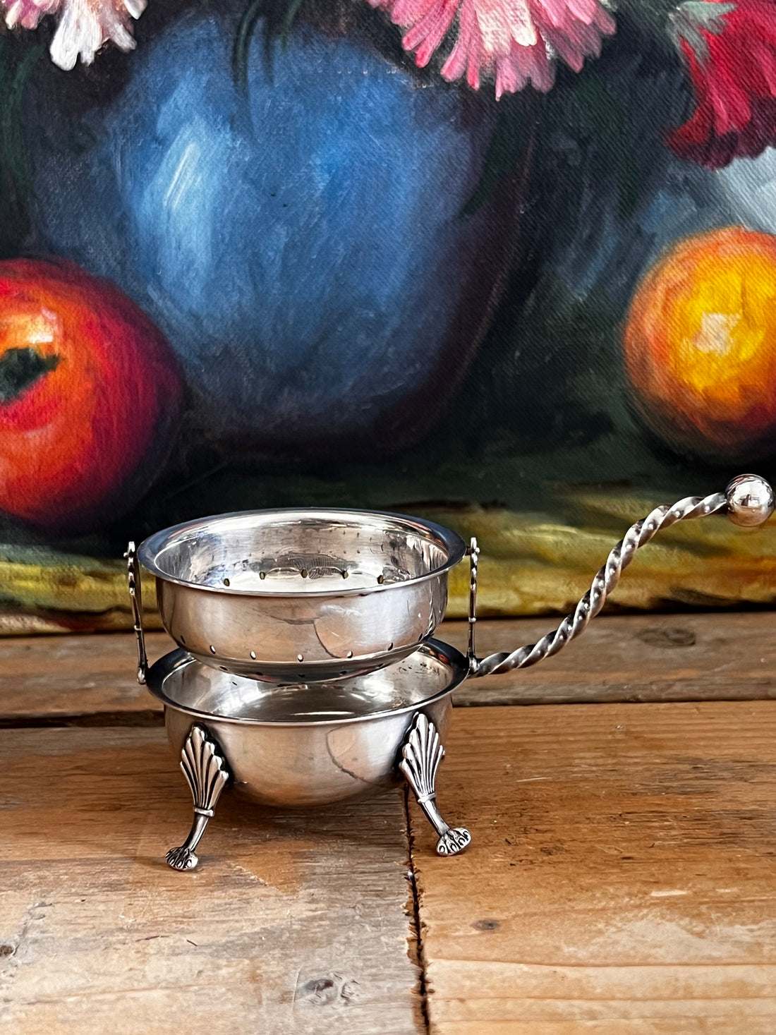 verzilverd theezeefje, theezeefje op pootjes, theezeefje verzilverd metaal, losse thee filter, theefilter verzilverd, vintage theezeefje, luxe thee accessoire, theebereiding accessoires.