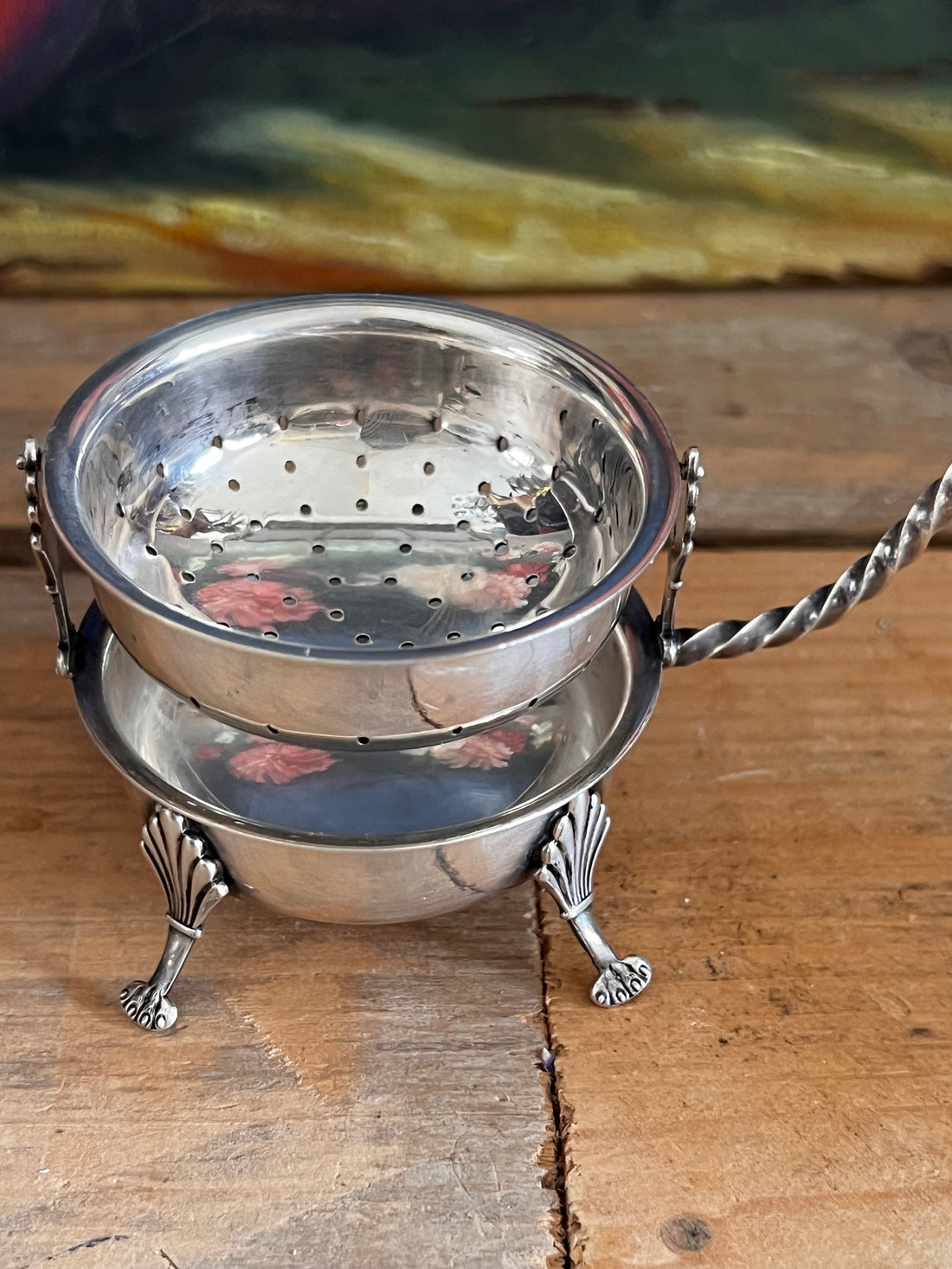 verzilverd theezeefje, theezeefje op pootjes, theezeefje verzilverd metaal, losse thee filter, theefilter verzilverd, vintage theezeefje, luxe thee accessoire, theebereiding accessoires.
