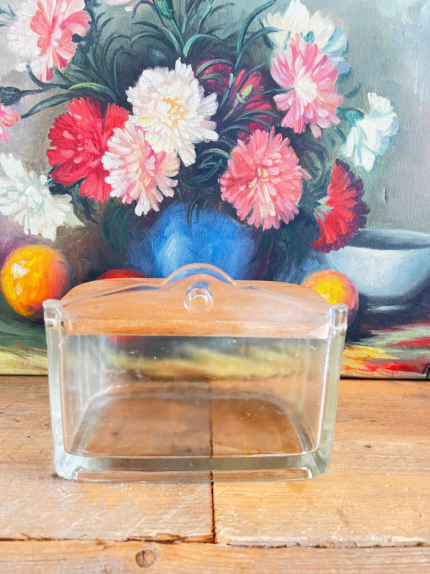 Vintage zoutpot van glas met houten deksel voor aan de muur
