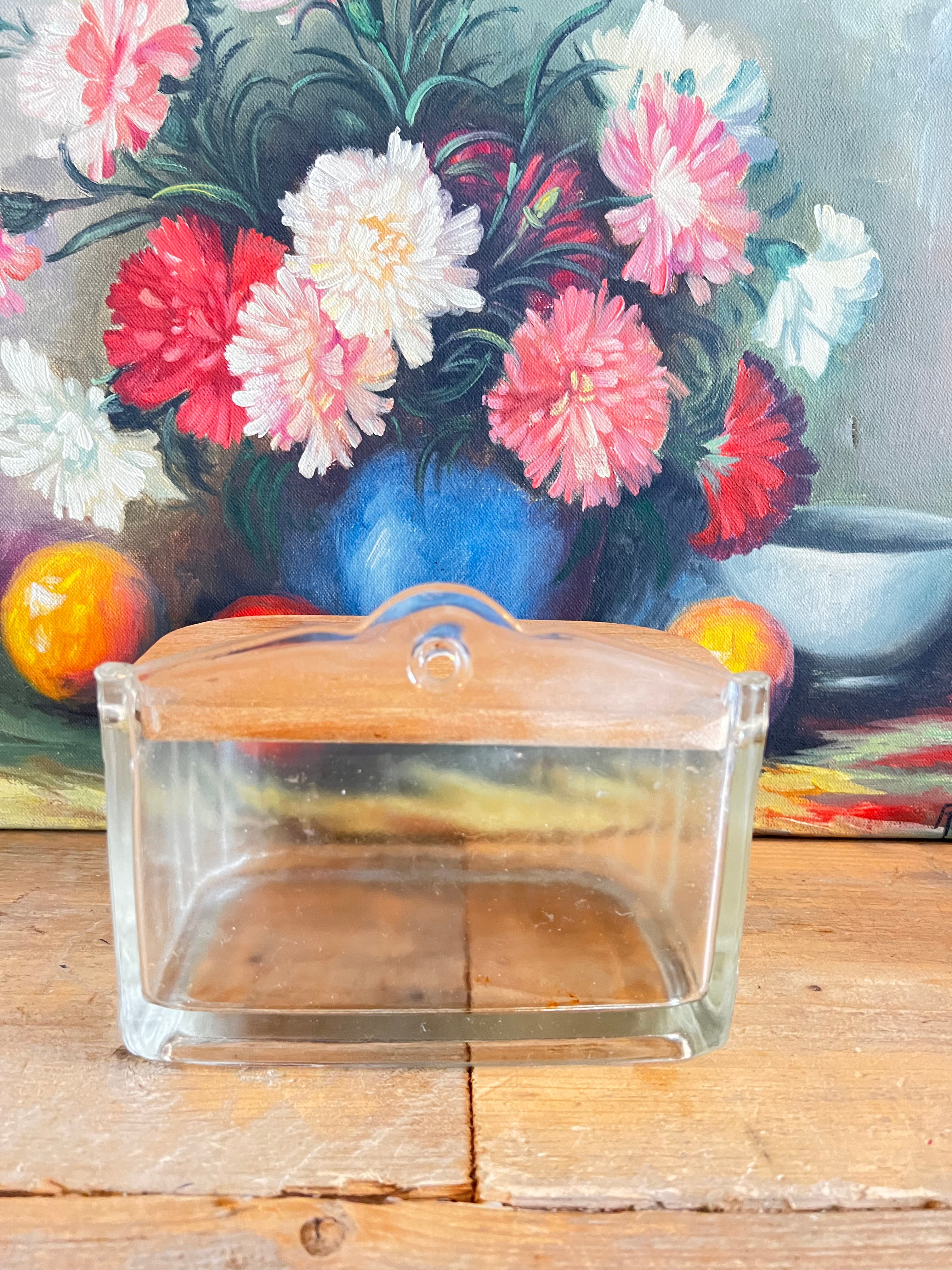 Vintage zoutpot van glas met houten deksel voor aan de muur