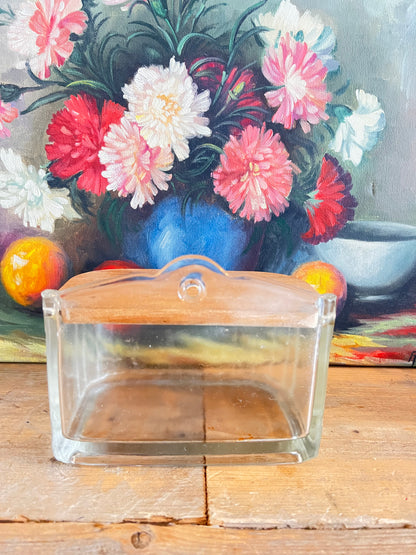 Vintage zoutpot van glas met houten deksel voor aan de muur