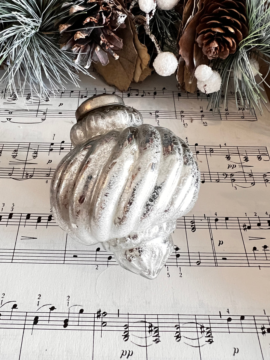 vintage kerstversiering, kerstbal antiek zilver, glazen kerstbal, vintage kerstbal swirl, antieke kerstversiering, duurzame kerstdecoratie, kerstboom versiering vintage, heksenknal