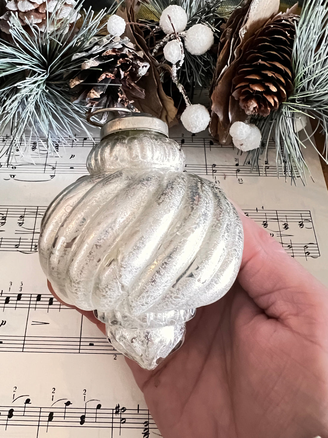 vintage kerstversiering, kerstbal antiek zilver, glazen kerstbal, vintage kerstbal swirl, antieke kerstversiering, duurzame kerstdecoratie, kerstboom versiering vintage