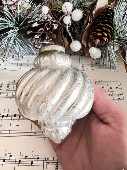 vintage kerstversiering, kerstbal antiek zilver, glazen kerstbal, vintage kerstbal swirl, antieke kerstversiering, duurzame kerstdecoratie, kerstboom versiering vintage