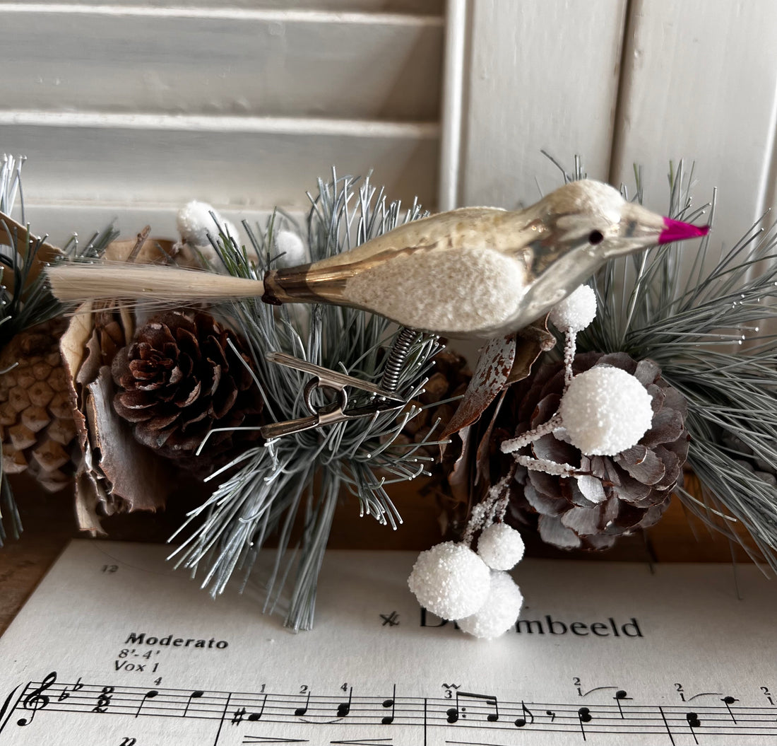 vintage kerstbal vogeltje, glazen kerstbal met clip, delicate kerstdecoratie, retro kerstbal glas, kerstversiering vintage, vogeltje kerstbal, kerstboom accessoires vintage