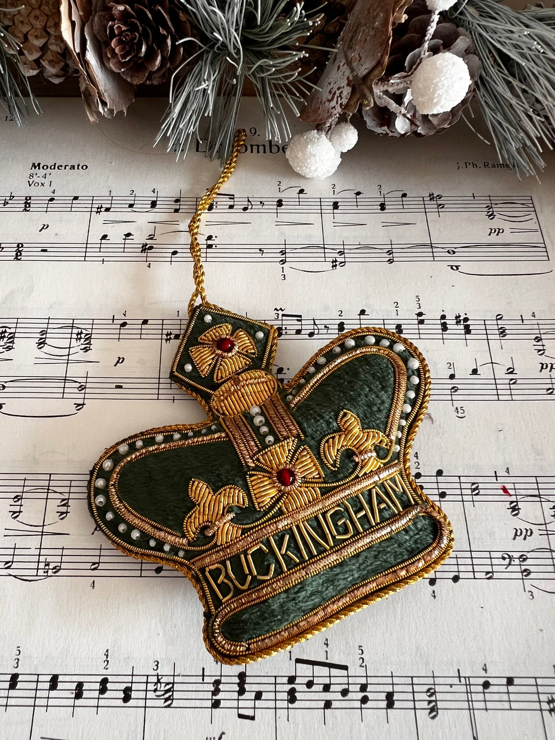 geborduurd kerstornament kroon, Buckingham Palace kerstdecoratie, groene kerstversiering, luxe kerstornament, kerstbal kroonvorm, elegante kerstversiering, kerstboom ornament geborduurd