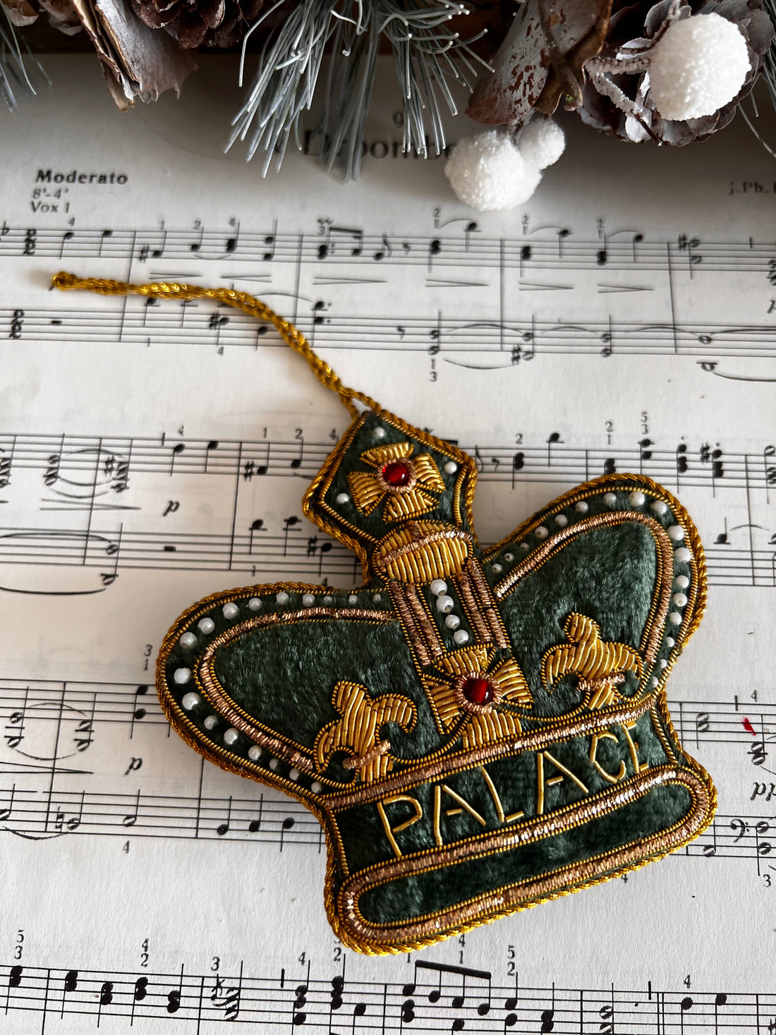 geborduurd kerstornament kroon, Buckingham Palace kerstdecoratie, groene kerstversiering, luxe kerstornament, kerstbal kroonvorm, elegante kerstversiering, kerstboom ornament geborduurd