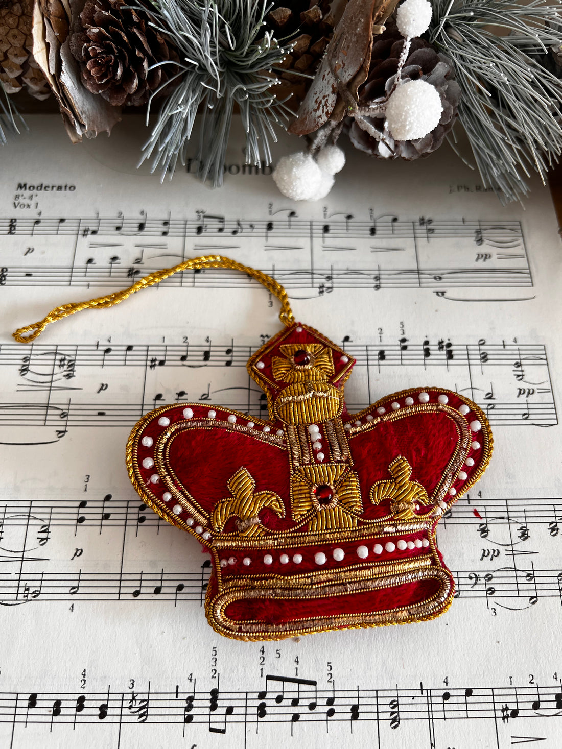 Geborduurd kerstornament kroon, rood Buckingham palace, kerstversiering, kerstdecoratie, tweedehands