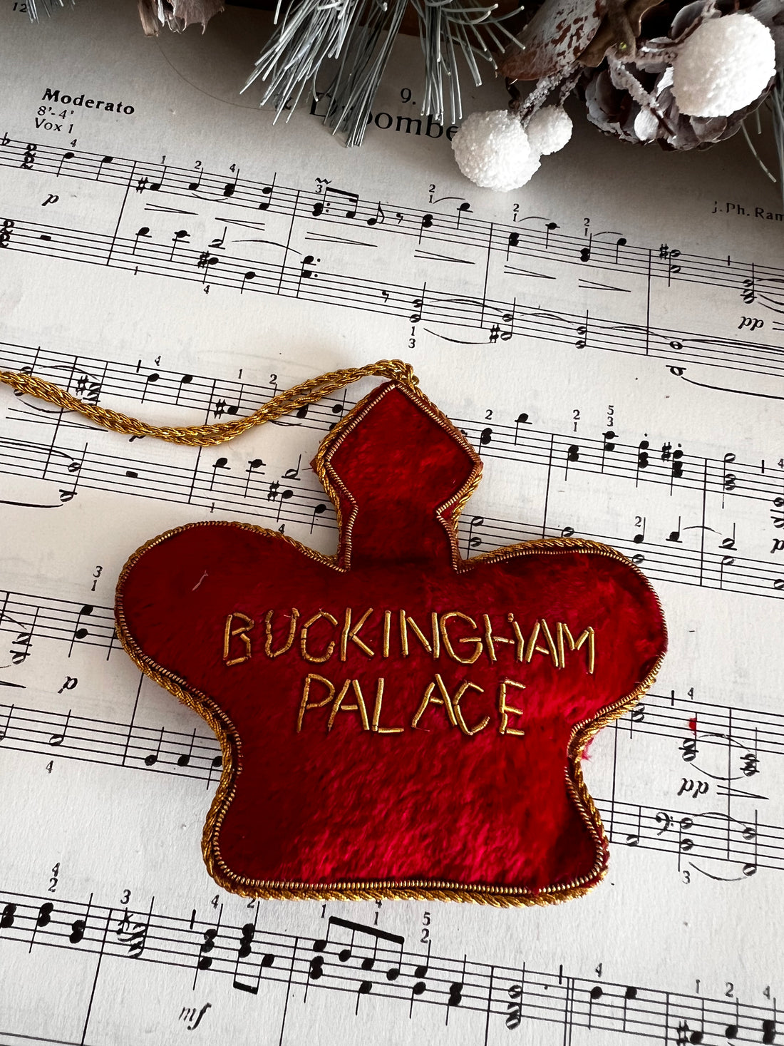 Geborduurd kerstornament kroon, rood Buckingham palace, kerstversiering, kerstdecoratie, tweedehands, kroon, koninklijke kerstdecoratie