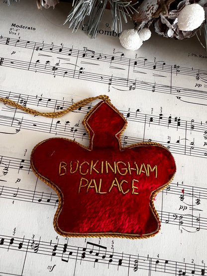 Geborduurd kerstornament kroon, rood Buckingham palace, kerstversiering, kerstdecoratie, tweedehands, kroon, koninklijke kerstdecoratie