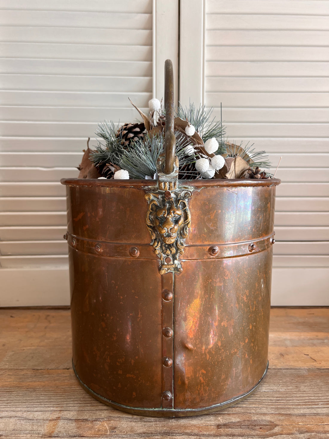 antieke koperen aker, koperen aker met leeuwenkoppen, antieke decoratie koper, vintage koperen aker, leeuwenkoppen decoratie; bloempot, emmer