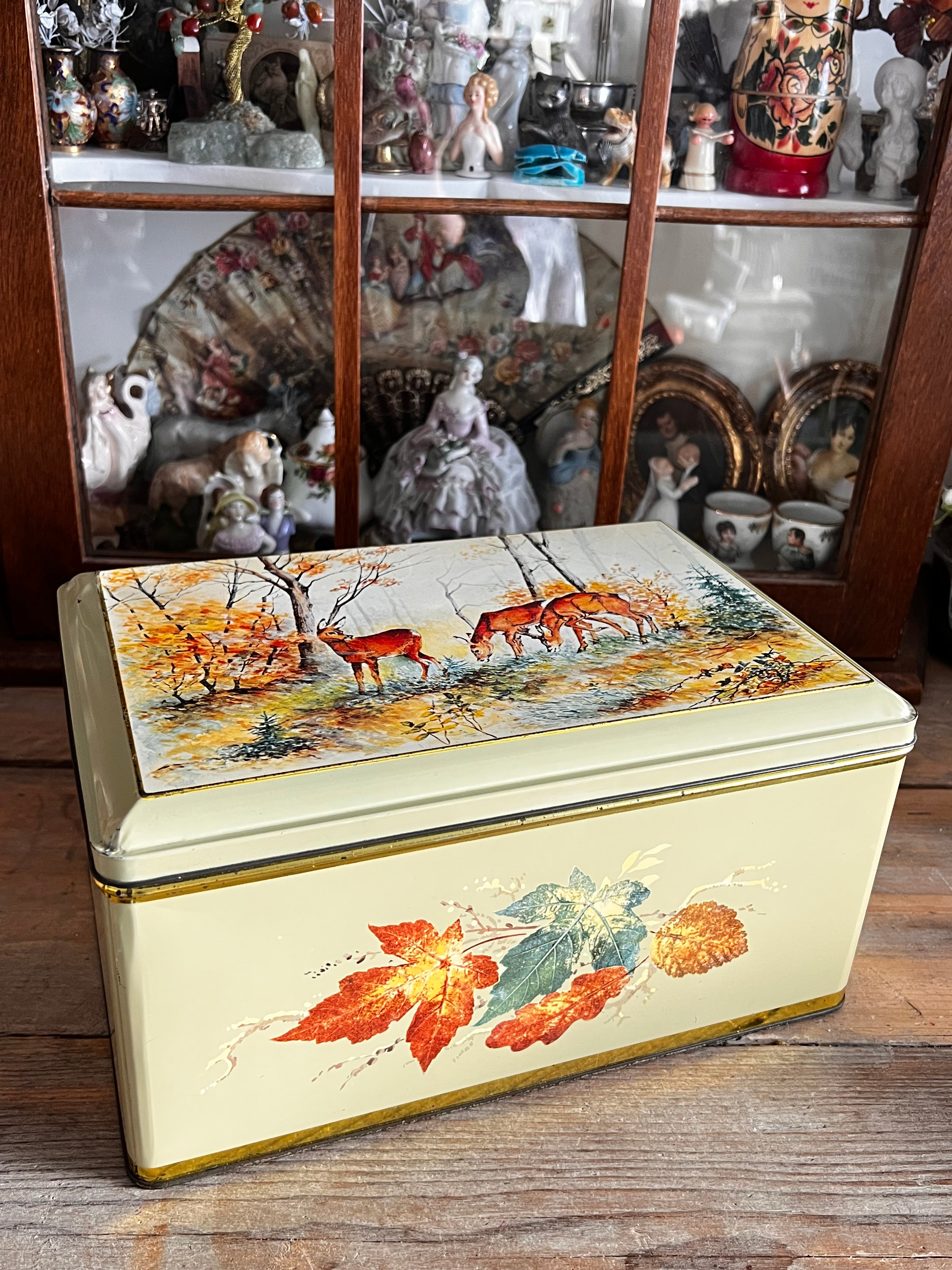 groot blik herfstdecor, blik met herten, herfst decoratie blik, herfstsfeer woondecoratie, metalen blik herfst, herfst accessoire met herten, grote opbergblik herfst, decoratief blik herfst.