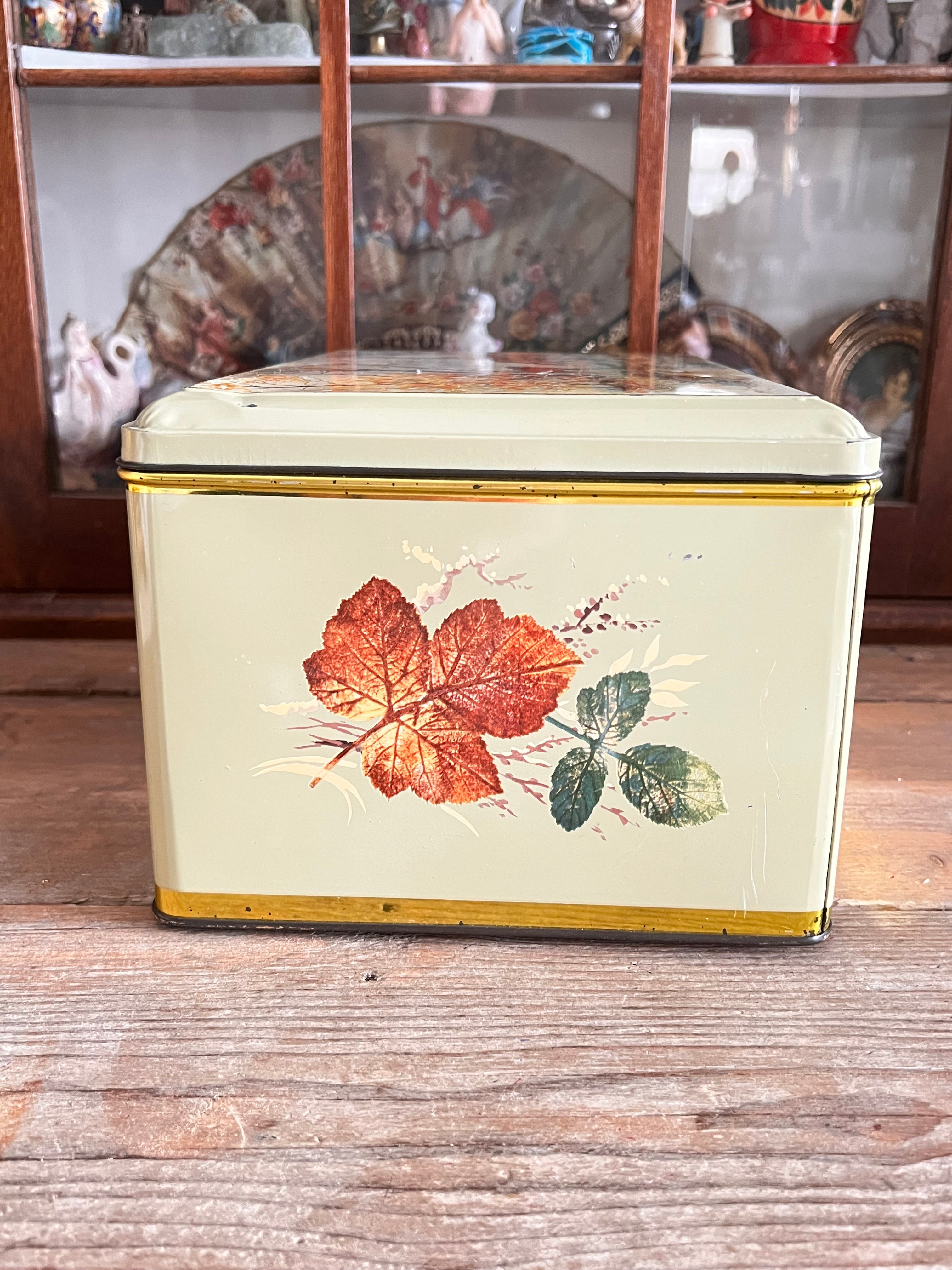 groot blik herfstdecor, blik met herten, herfst decoratie blik, herfstsfeer woondecoratie, metalen blik herfst, herfst accessoire met herten, grote opbergblik herfst, decoratief blik herfst.