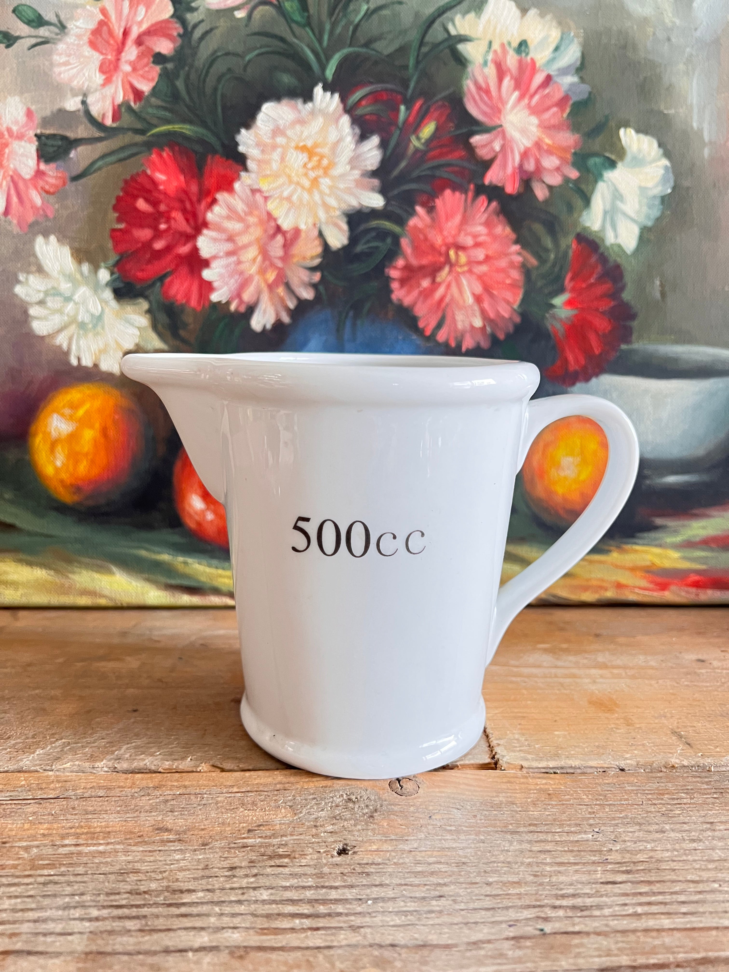 maatbeker pint porselein, witte maatbeker porselein, porseleinen maatbeker, maatbeker 500 ml, stijlvolle maatbeker, keukenmaatbeker porselein, keukenaccessoire wit, precisie maatbeker porselein.