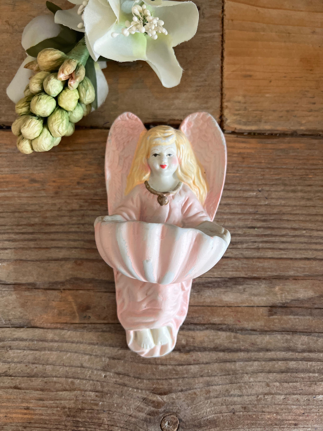 wijwaterbakje engel roze, biscuit porselein wijwaterbakje, religieuze decoratie, wijwaterbakje kopen, engelvormig wijwatervaatje, religieus cadeau