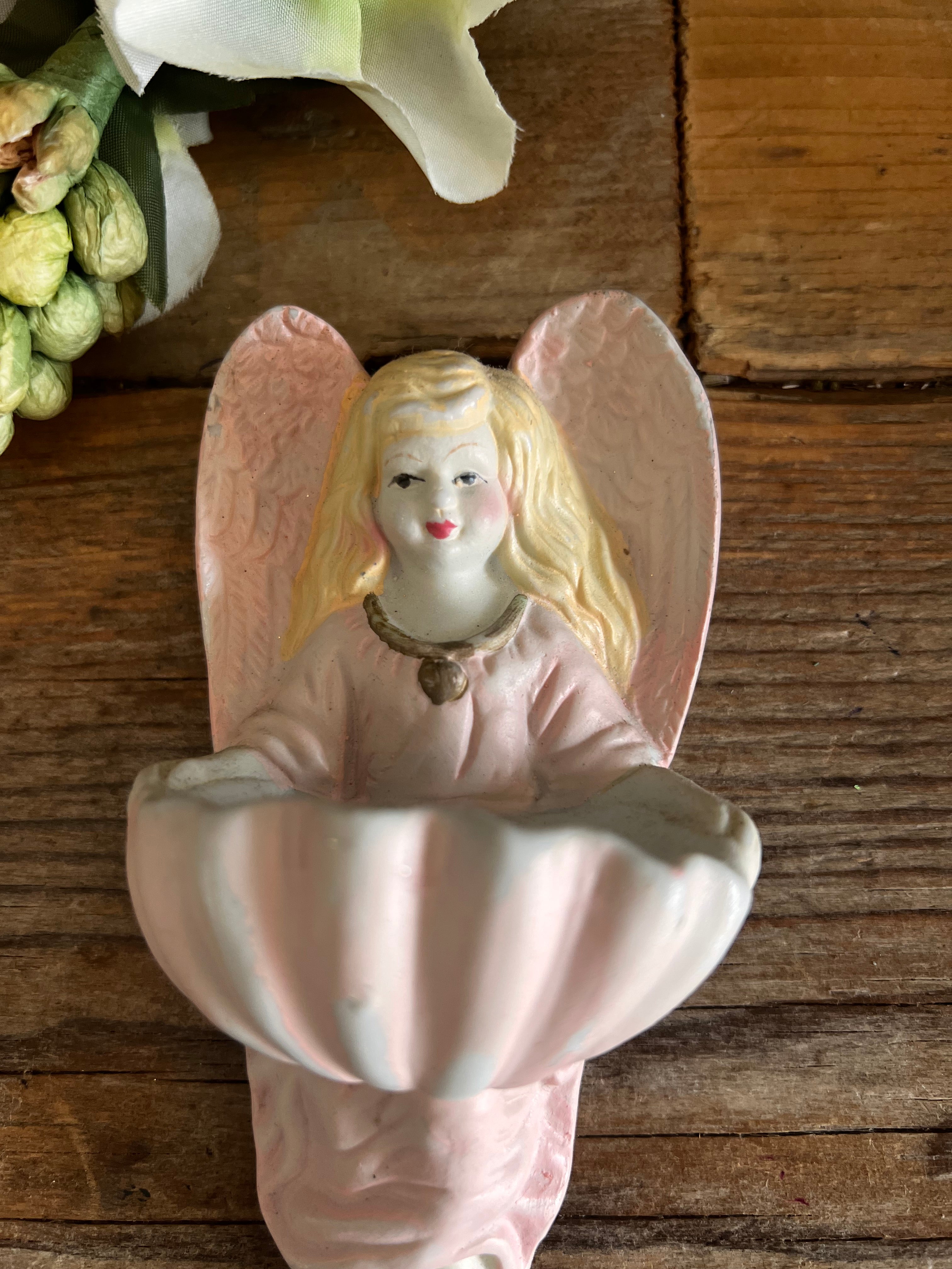 wijwaterbakje engel roze, biscuit porselein wijwaterbakje, religieuze decoratie, wijwaterbakje kopen, engelvormig wijwatervaatje, religieus cadeau