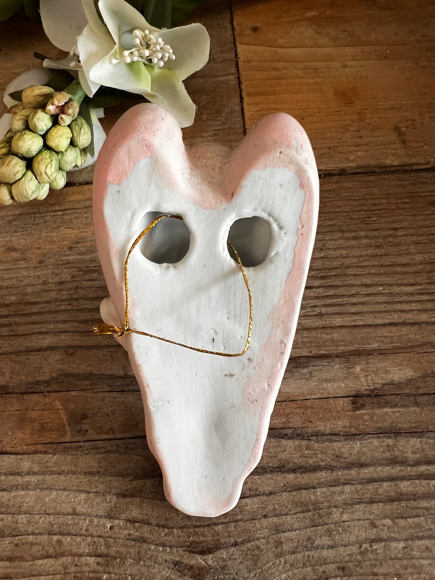 wijwaterbakje engel roze, biscuit porselein wijwaterbakje, religieuze decoratie, wijwaterbakje kopen, engelvormig wijwatervaatje, religieus cadeau