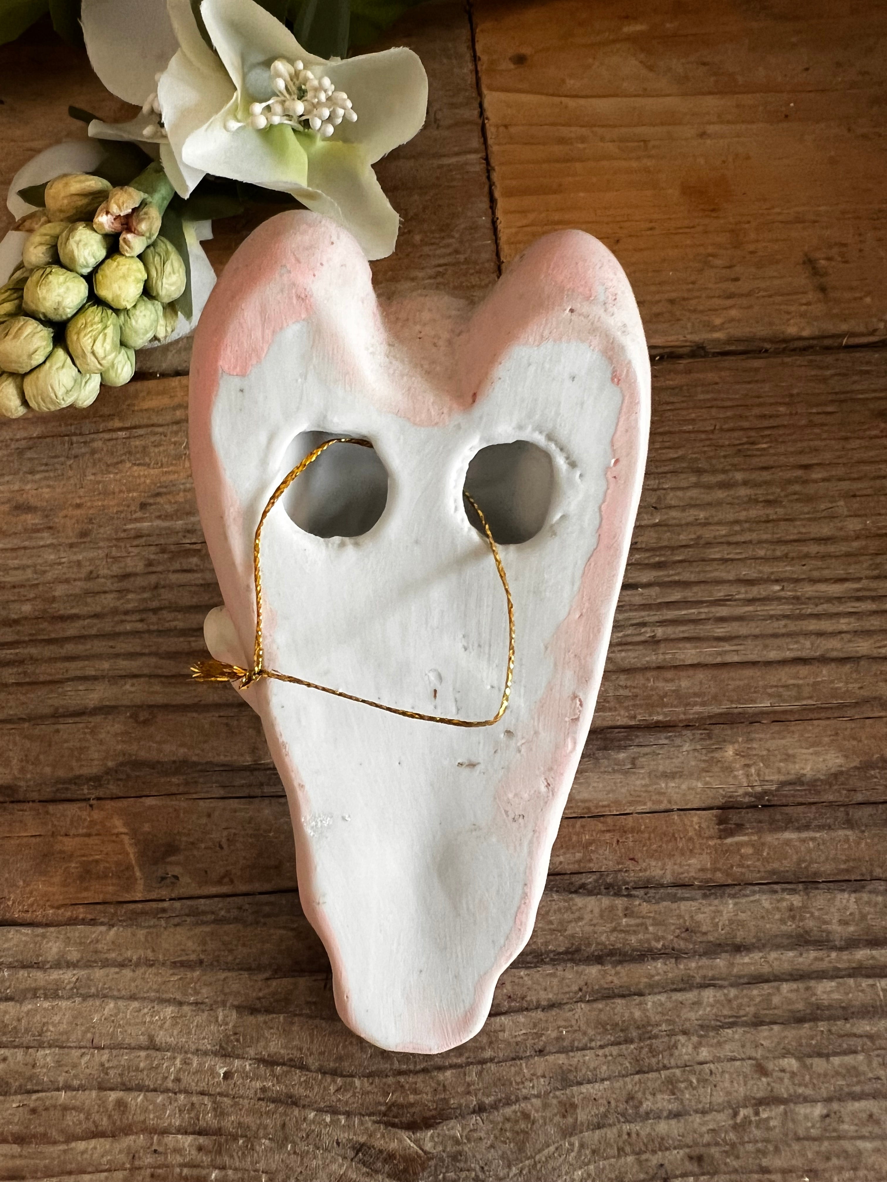 wijwaterbakje engel roze, biscuit porselein wijwaterbakje, religieuze decoratie, wijwaterbakje kopen, engelvormig wijwatervaatje, religieus cadeau