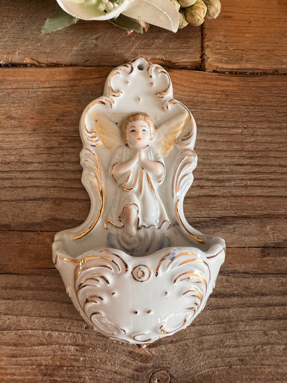 wijwaterbakje jaren 30, wijwaterbakje engel, wijwaterbakje goudaccenten, vintage wijwaterbakje, religieus decor, wijwaterhouder engel, retro wijwaterbakje, cadeautip religie